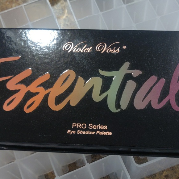 Violet Voss Essentials Pallette - Picture 2 of 2